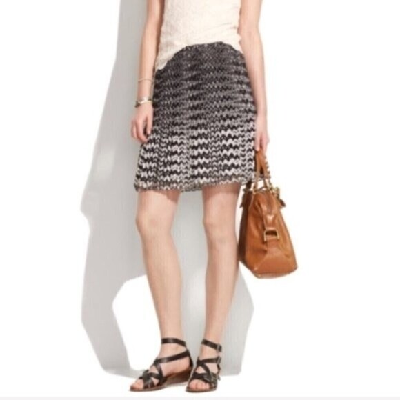 Madewell Dresses & Skirts - Madewell Black and White Chevron Pleated Mini Skirt Size 8